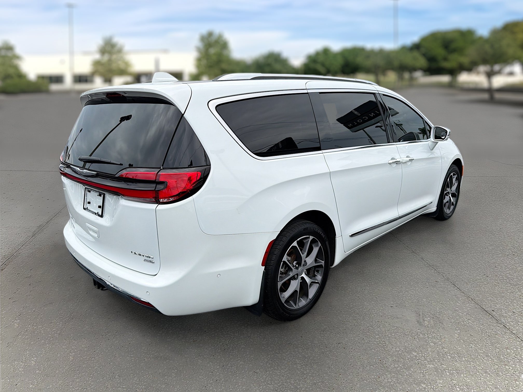 Used 2021 Chrysler Pacifica Limited w/ Uconnect Theater Family Group AWD/4WD image 7