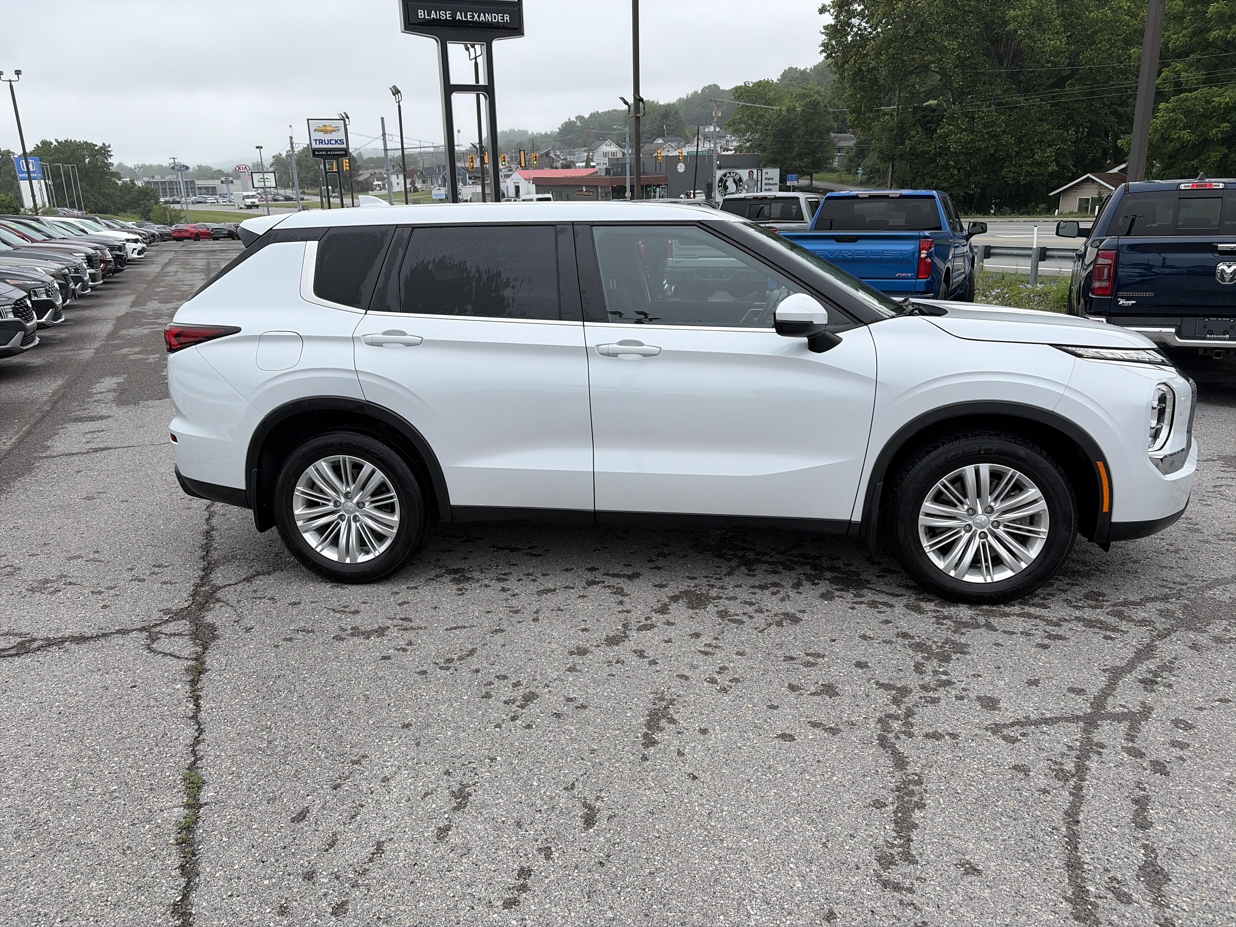 Used 2022 Mitsubishi Outlander ES AWD/4WD image 2