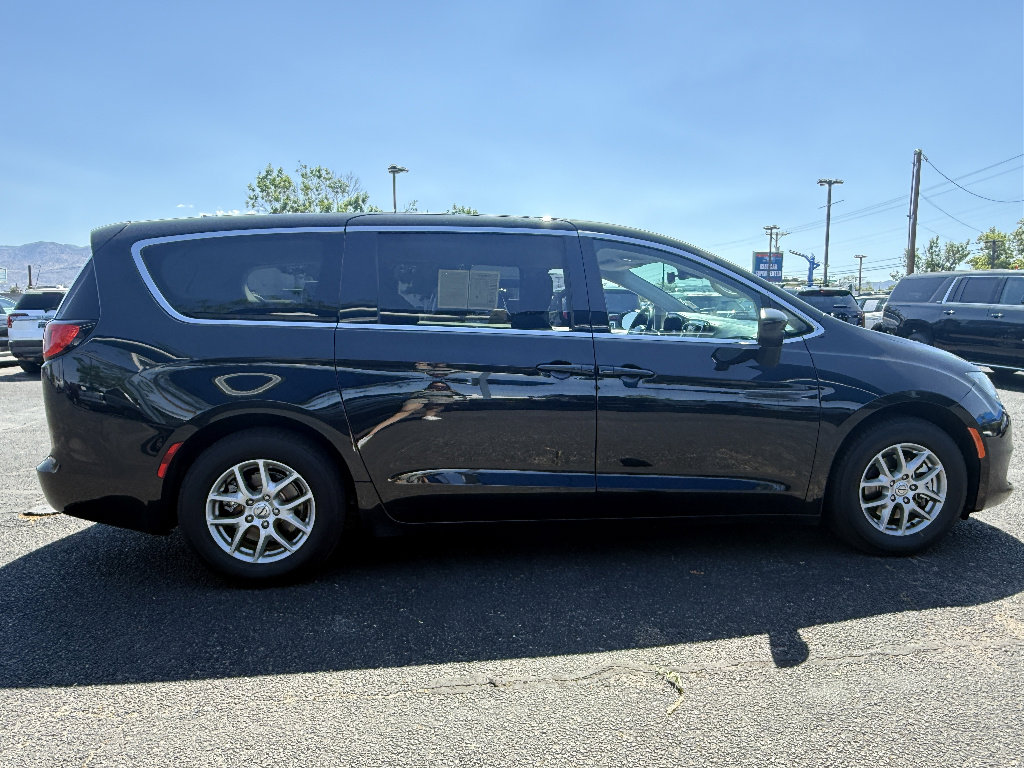 Used 2023 Chrysler Voyager LX FWD image 4