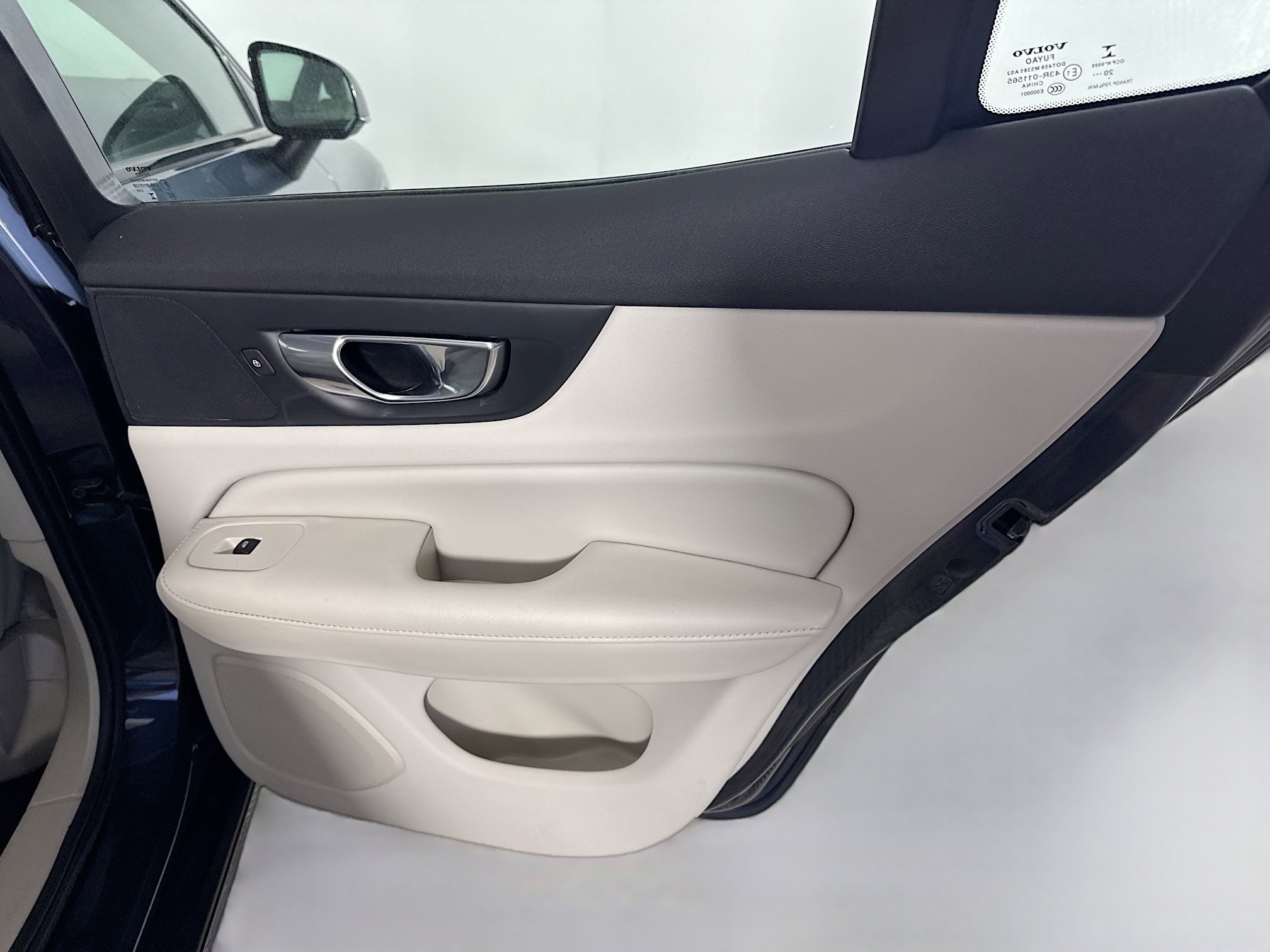 Used 2023 Volvo S60 T8 Plus image 28