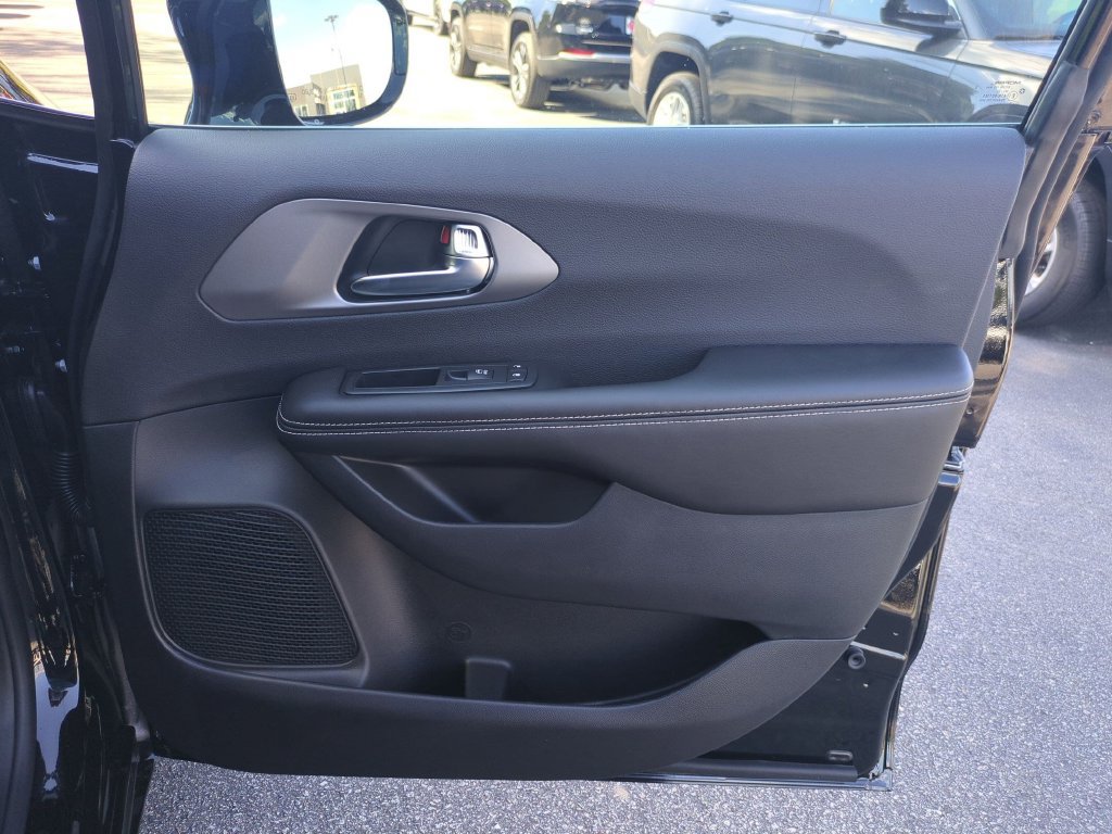 New 2027 Chrysler Pacifica Select FWD image 33