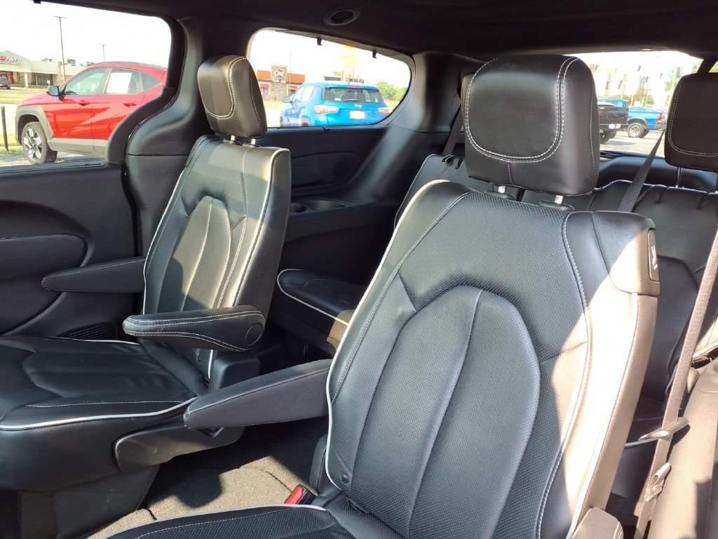 Certified 2025 Chrysler Pacifica Limited FWD image 16