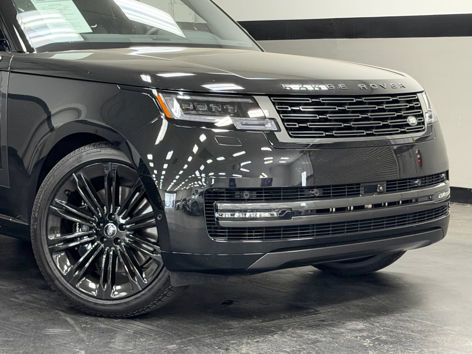 Used 2025 Land Rover Range Rover SE AWD/4WD image 3