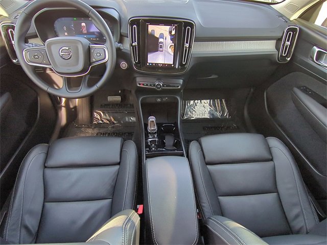Used 2025 Volvo XC40 B5 Plus image 18