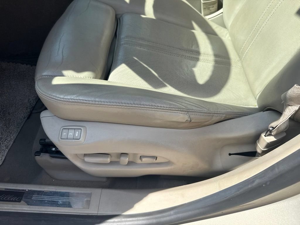 Used 2011 Cadillac SRX Luxury FWD image 2
