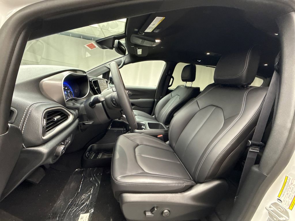 New 2026 Chrysler Pacifica Select image 8