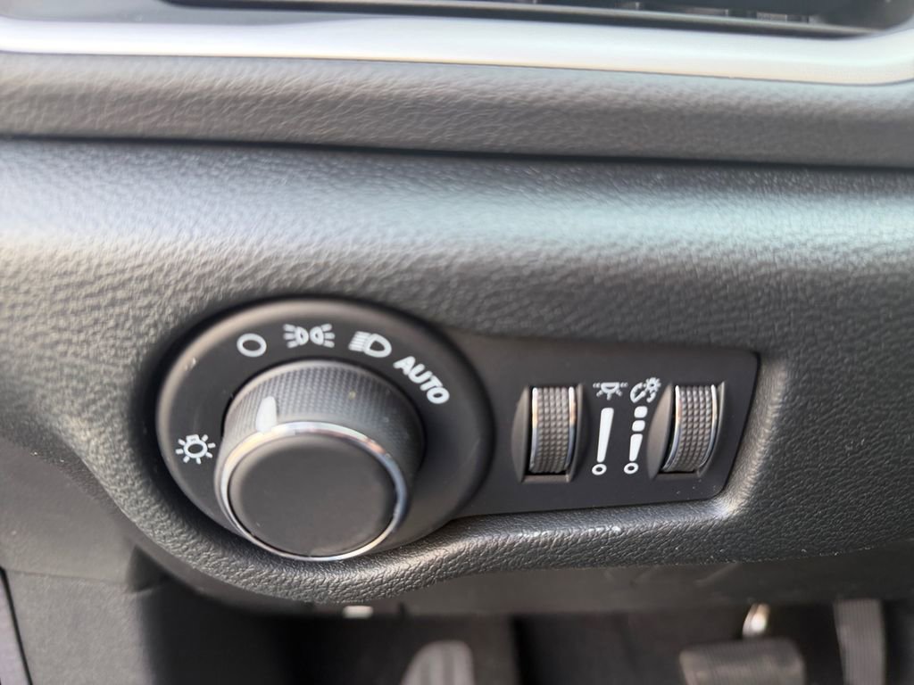 New 2026 Chrysler Voyager LX image 18