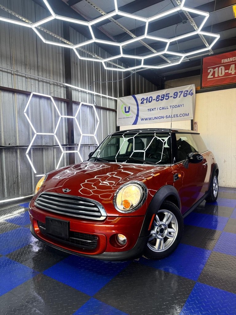 Used 2011 MINI Cooper Hardtop FWD image 2