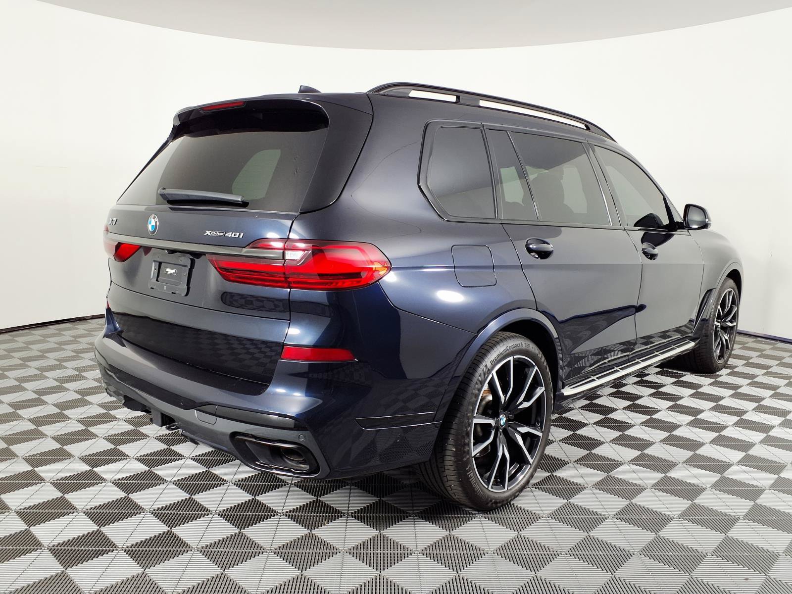 Used 2022 BMW X7 xDrive40i w/ M Sport Package AWD/4WD image 4