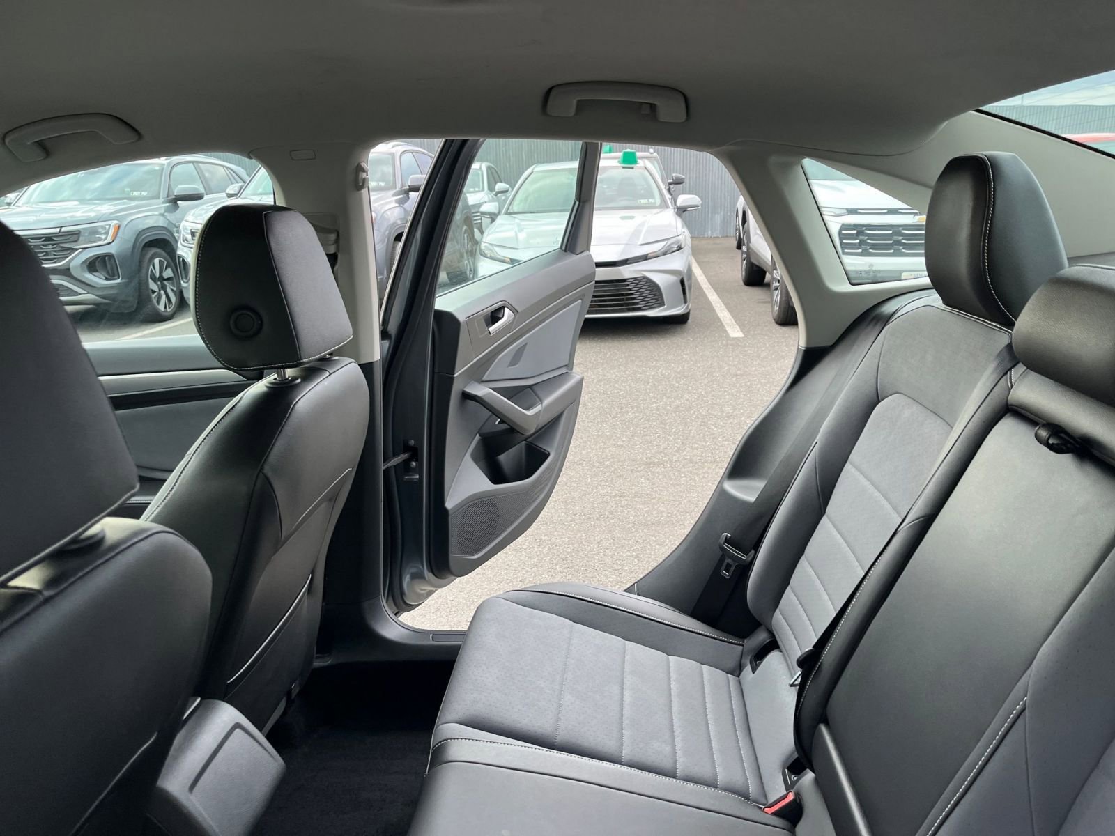 Used 2025 Volkswagen Jetta SE image 37