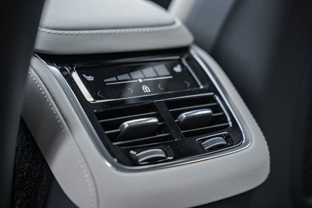 New 2026 Volvo XC90 B6 Plus w/ Protection Package Premier image 34