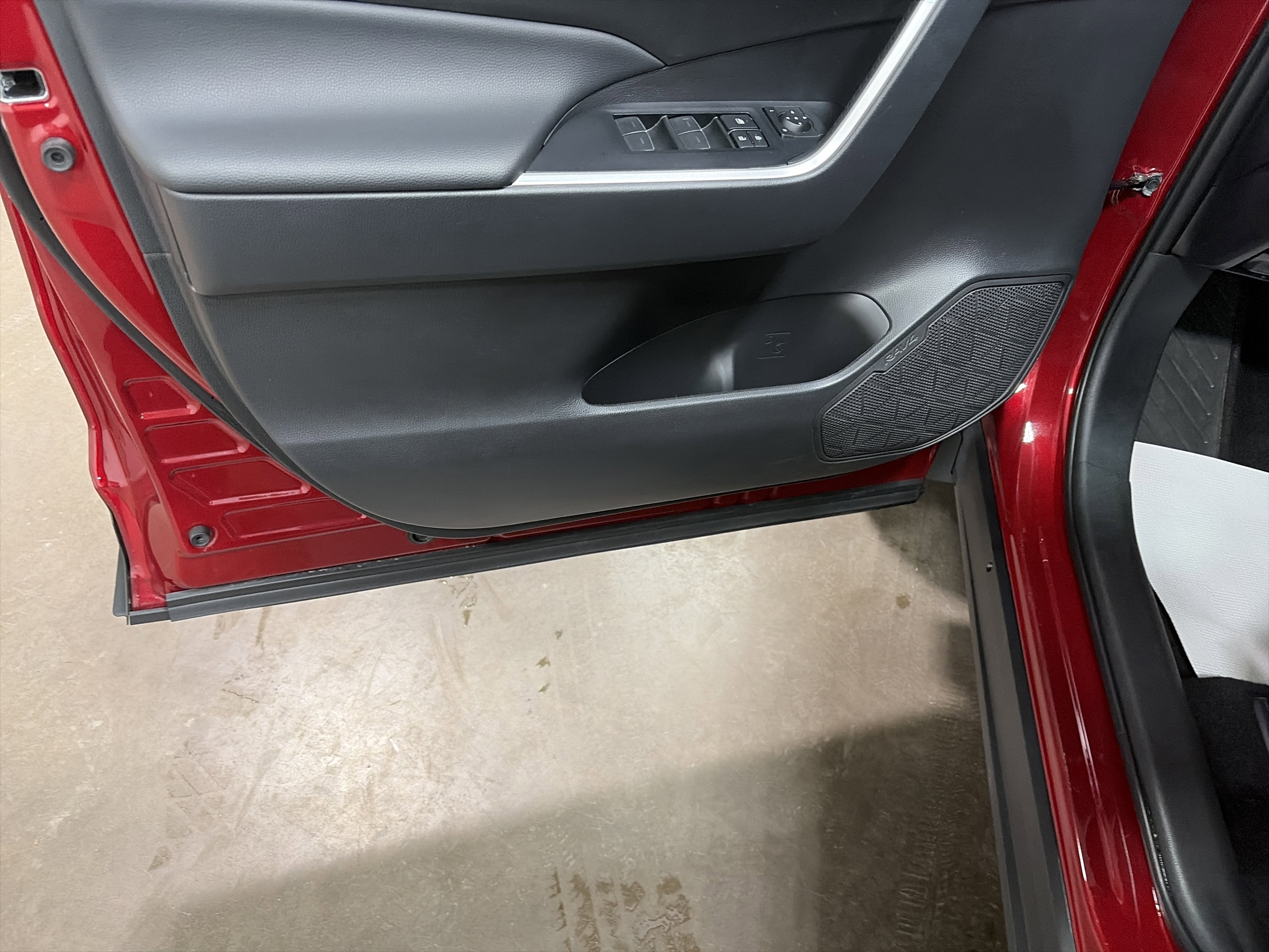 Used 2025 Toyota RAV4 XLE image 10