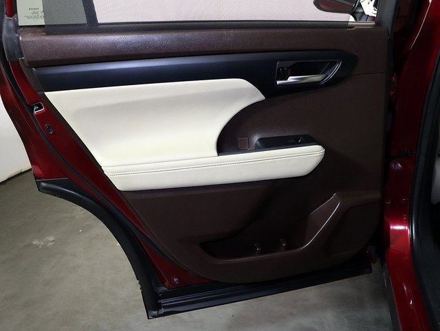 Used 2020 Toyota Highlander XLE image 27