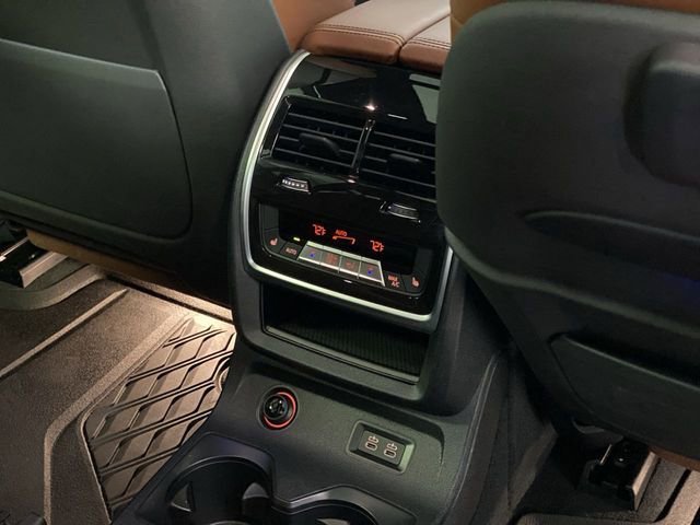 Used 2022 BMW X7 M50i w/ Dynamic Handling Package image 28