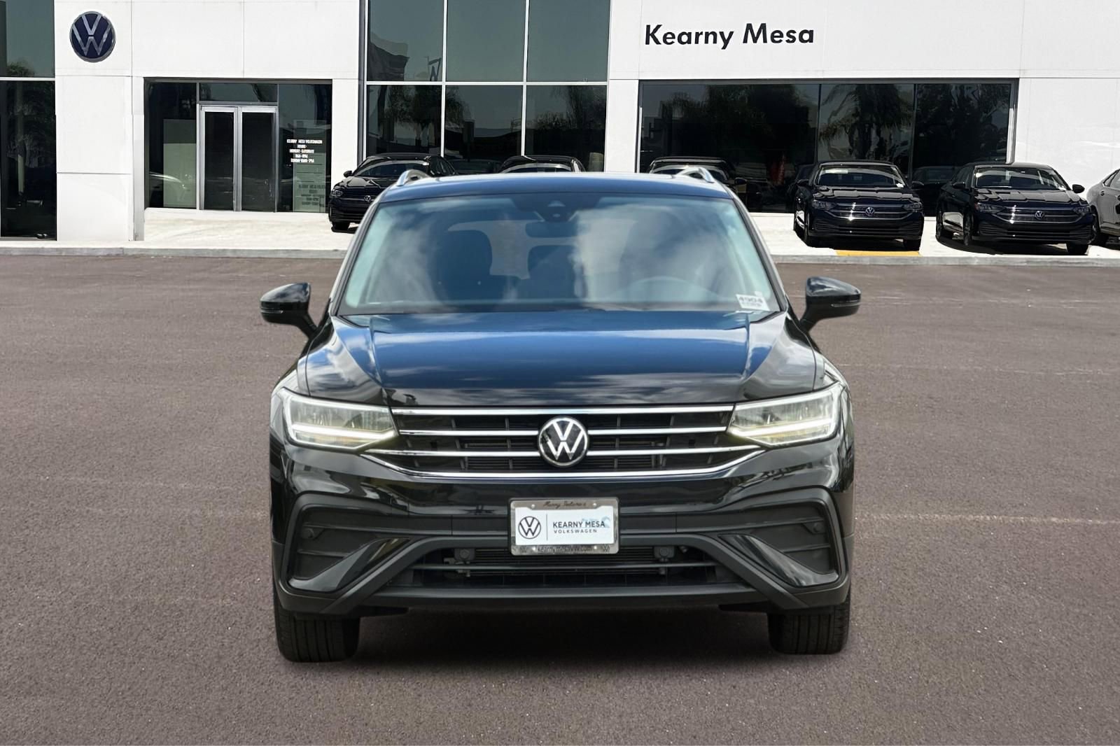 Used 2023 Volkswagen Tiguan SE w/ Panoramic Sunroof Package FWD image 9