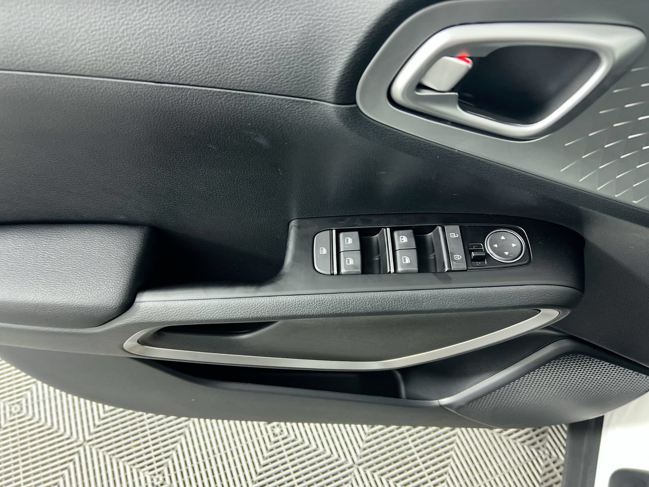 Used 2023 Kia Soul LX w/ Option Group 015 FWD image 16
