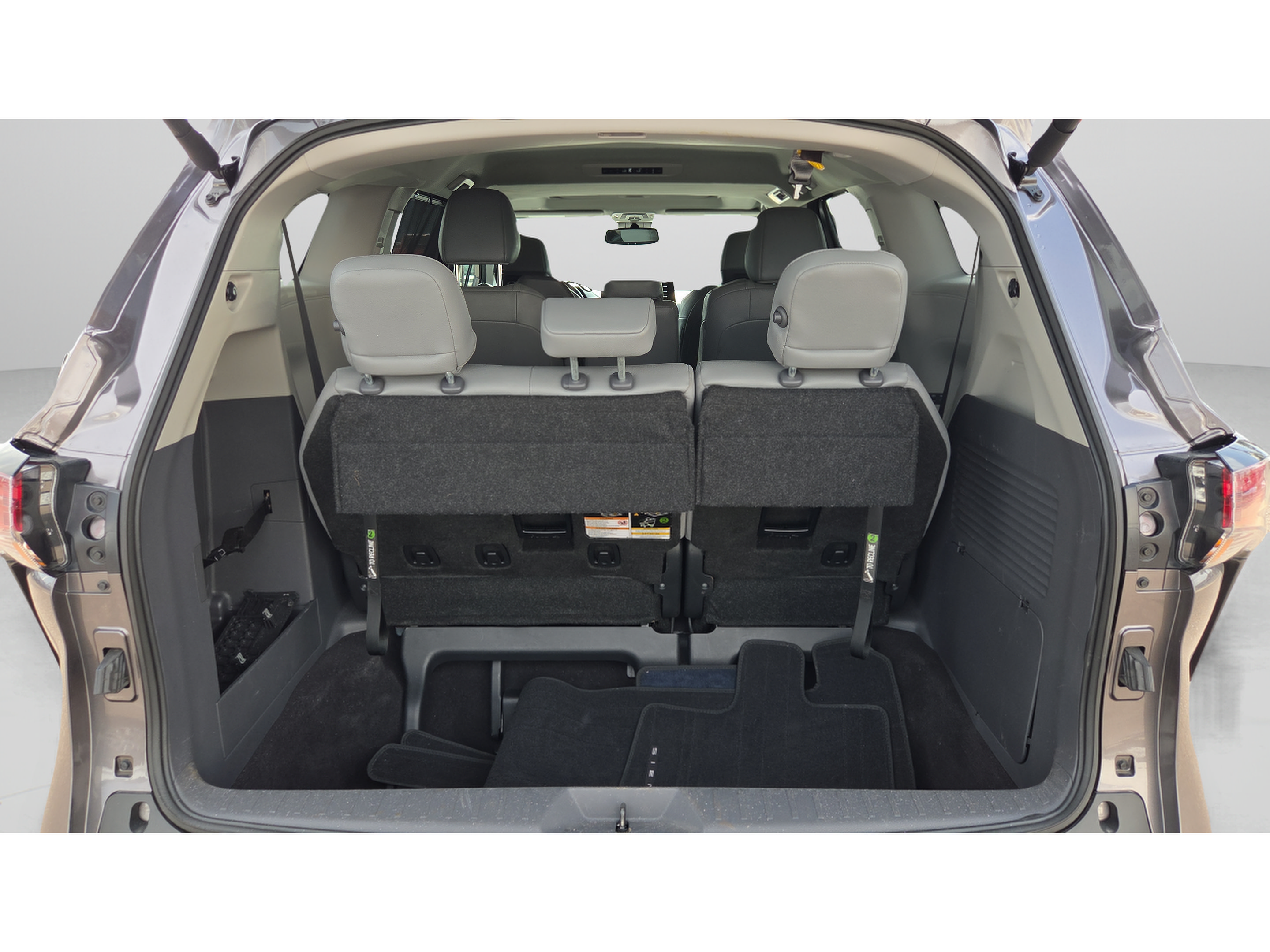 Certified 2024 Toyota Sienna XLE FWD image 9