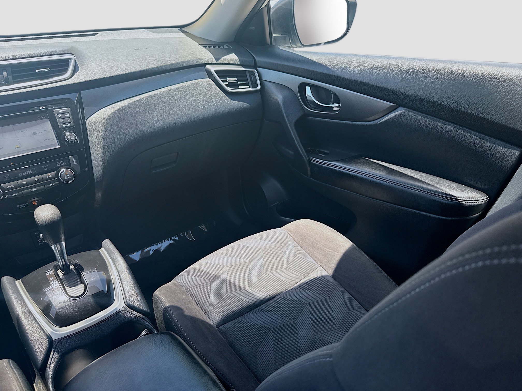 Used 2015 Nissan Rogue SV w/ SV Premium Package image 22