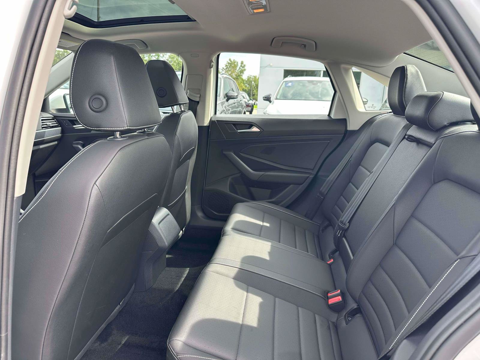 Used 2024 Volkswagen Jetta SE w/ Panoramic Sunroof Package FWD image 9