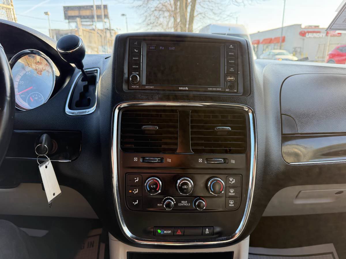 Used 2019 Dodge Grand Caravan SXT FWD image 34