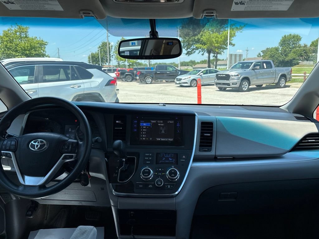 Used 2017 Toyota Sienna LE FWD image 2