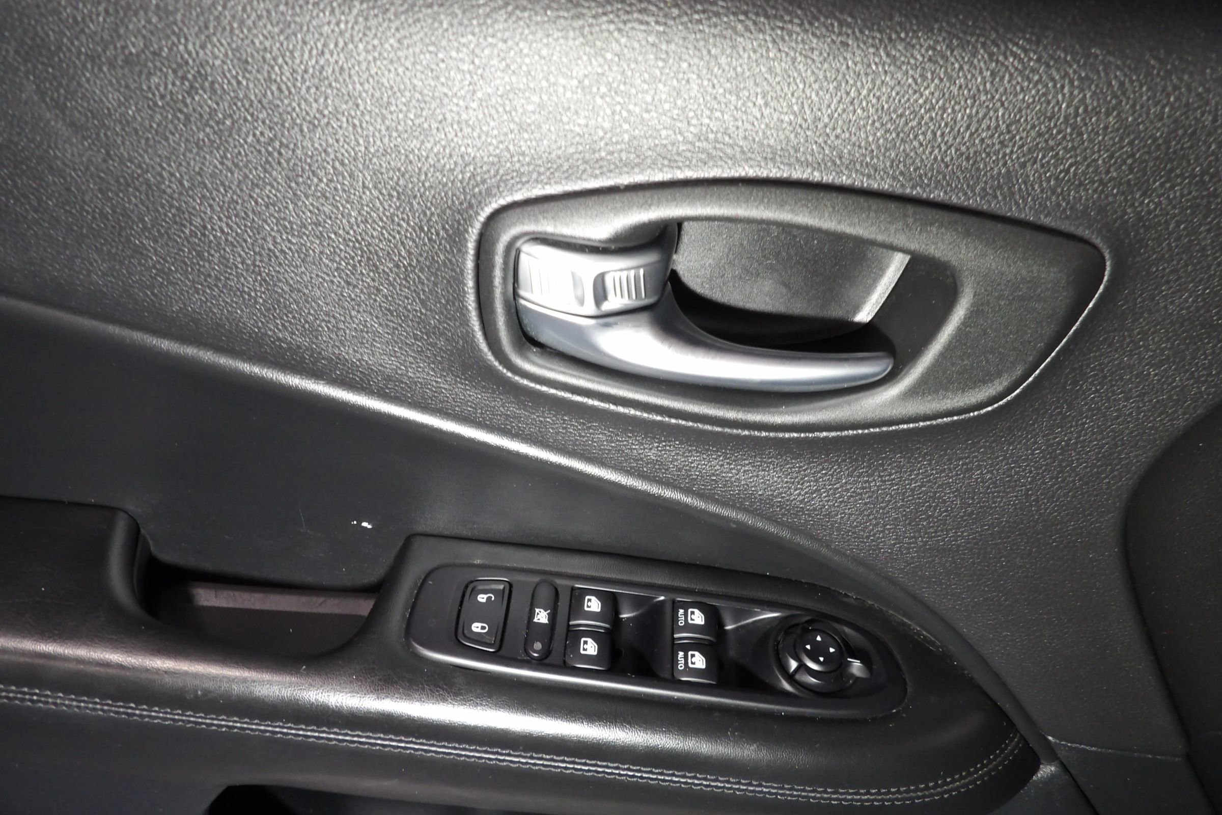 Used 2020 Jeep Compass Latitude FWD image 8