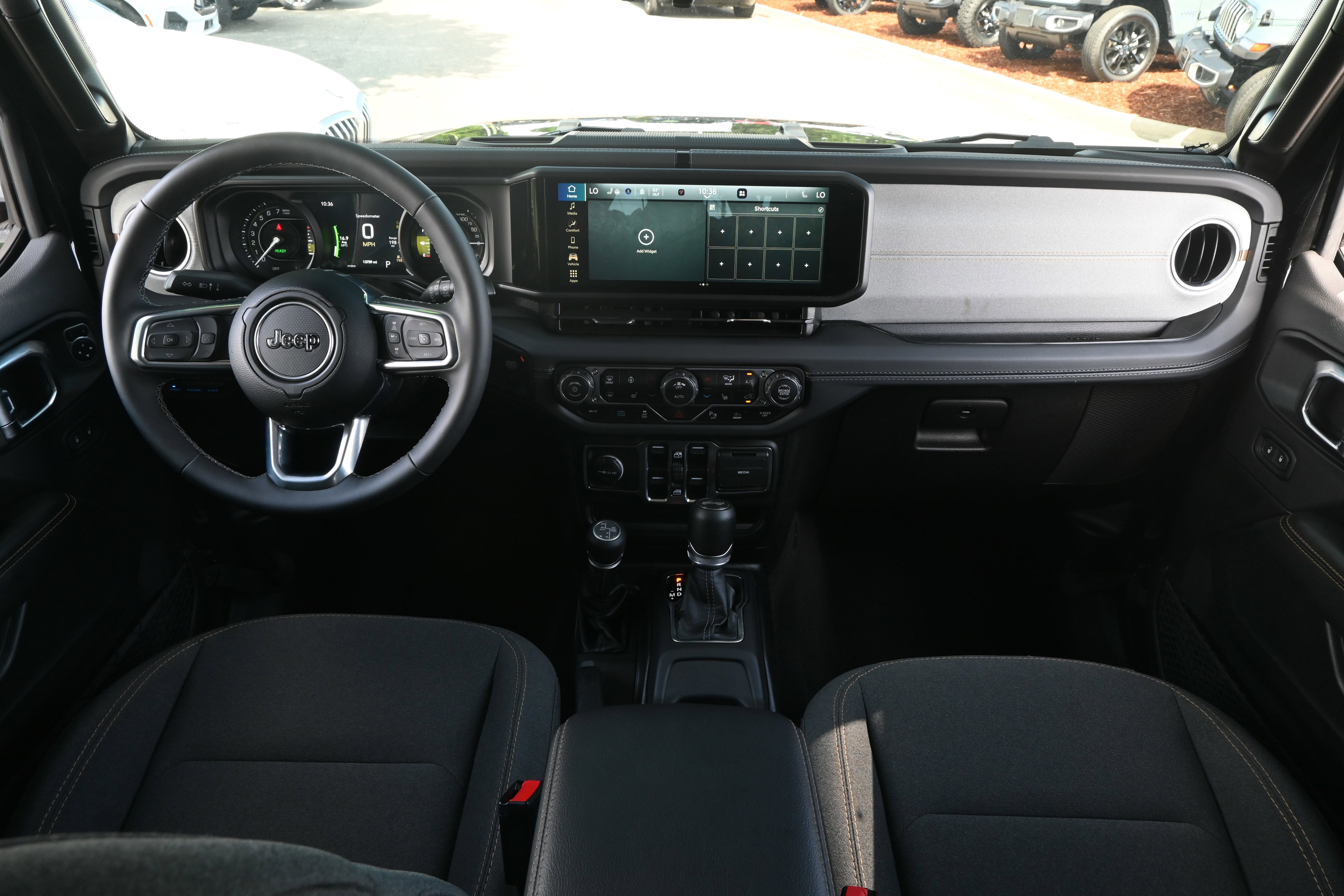 Used 2025 Jeep Wrangler Unlimited Sahara w/ Safety Group AWD/4WD image 29