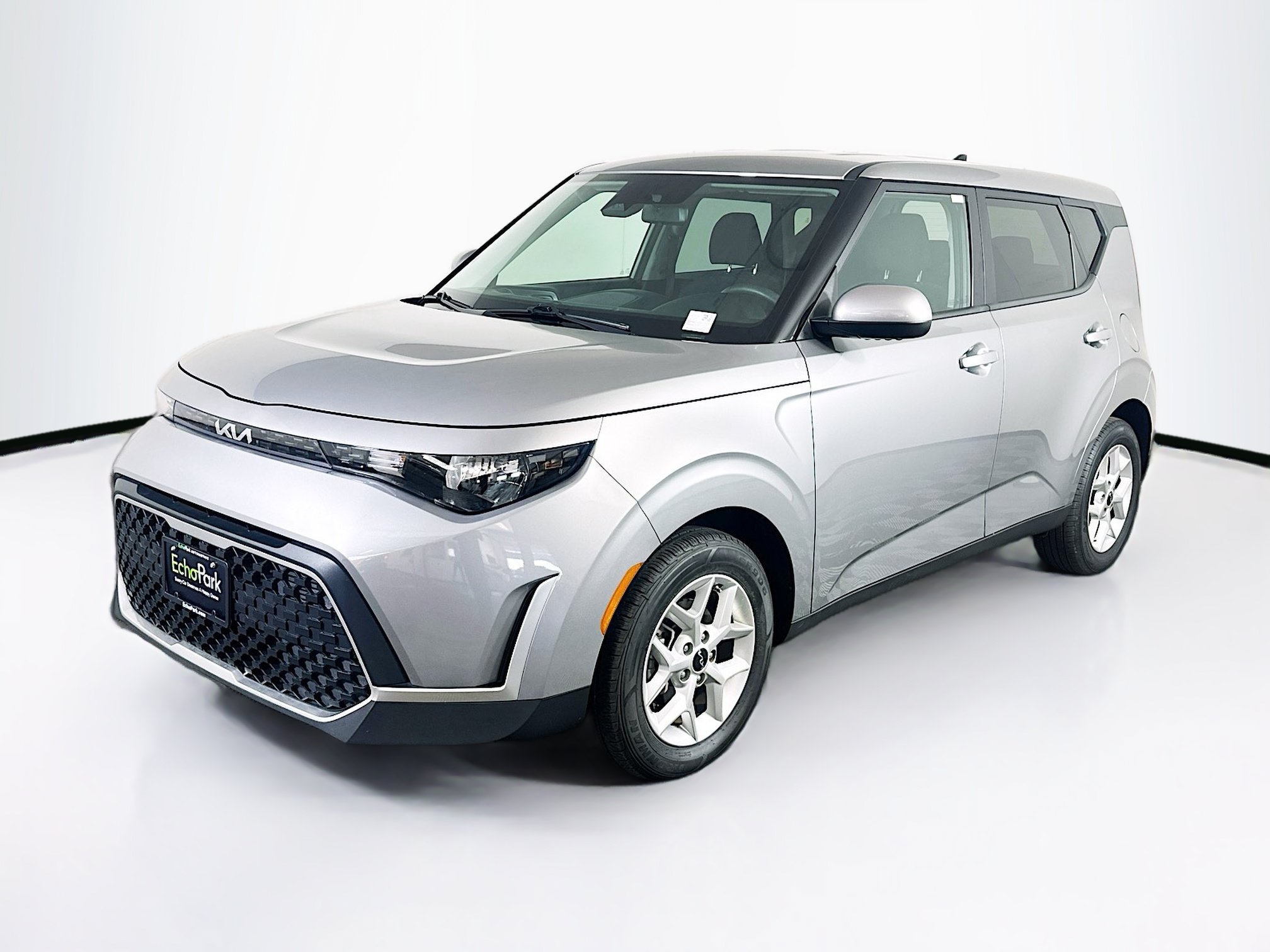 Used 2025 Kia Soul LX w/ LX Technology Package FWD image 3