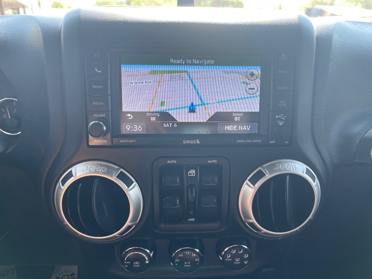 Used 2018 Jeep Wrangler Unlimited Rubicon w/ Connectivity Group AWD/4WD image 14