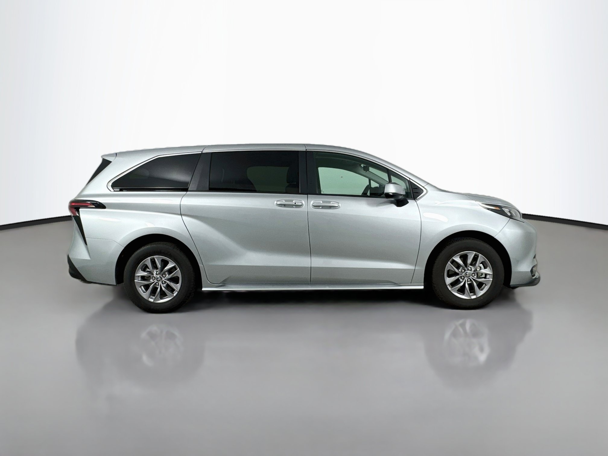 Certified 2025 Toyota Sienna LE FWD image 8