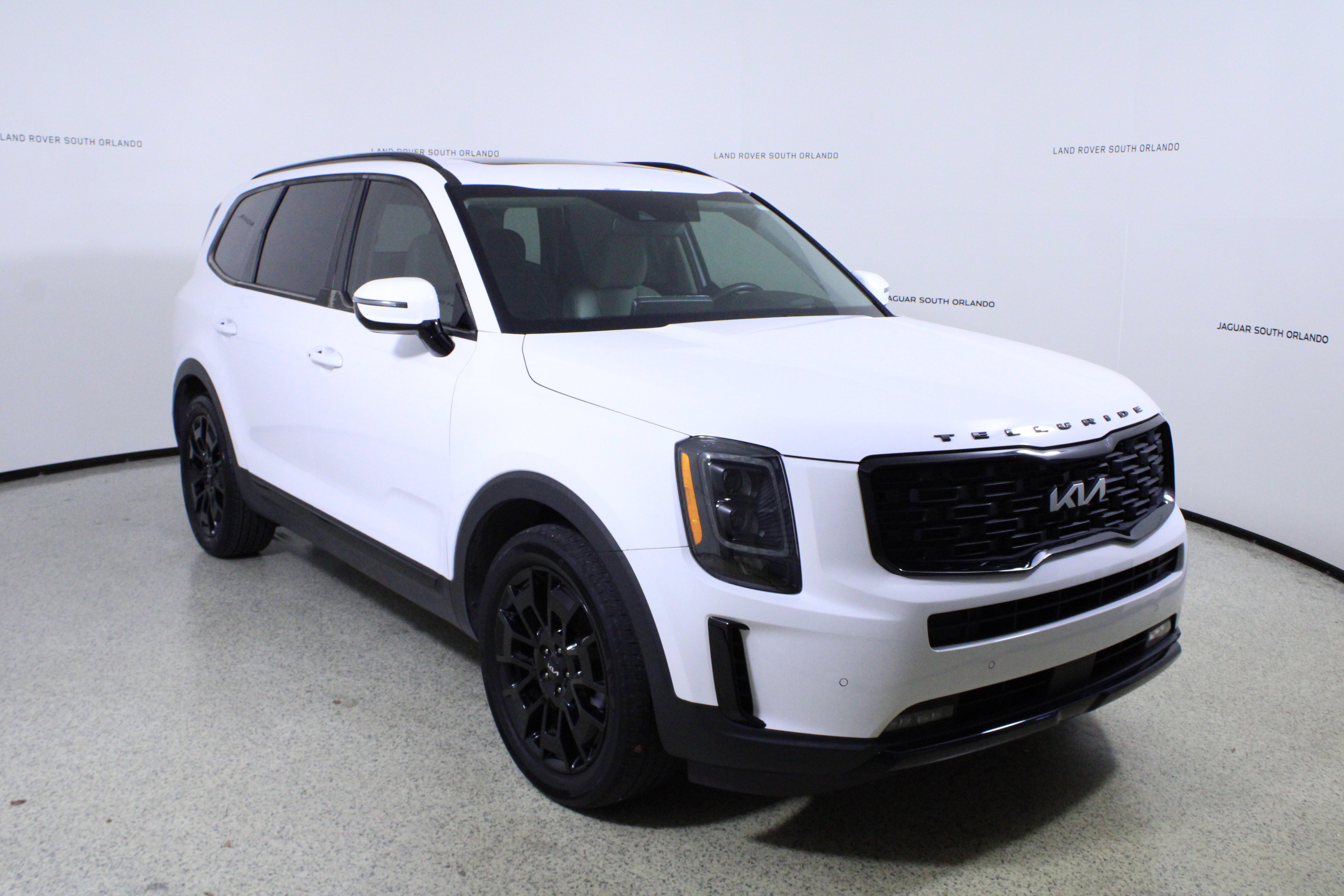 Used 2022 Kia Telluride SX w/ SX Prestige Package image 3