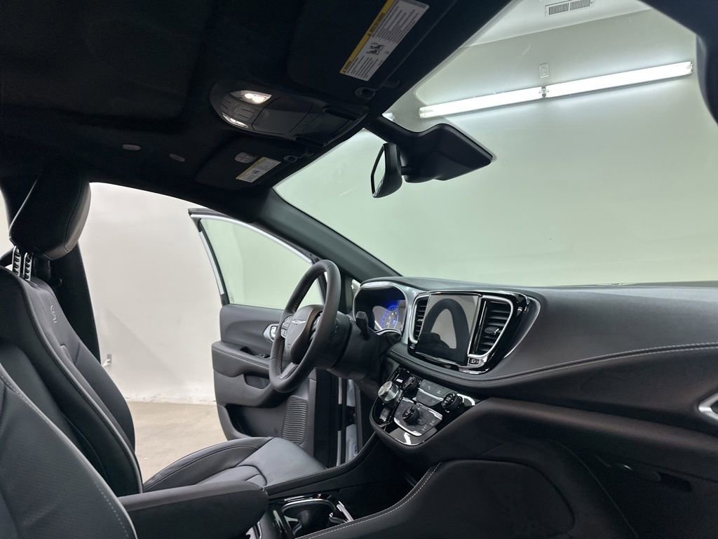 New 2026 Chrysler Pacifica Limited w/ S Appearance Package image 16