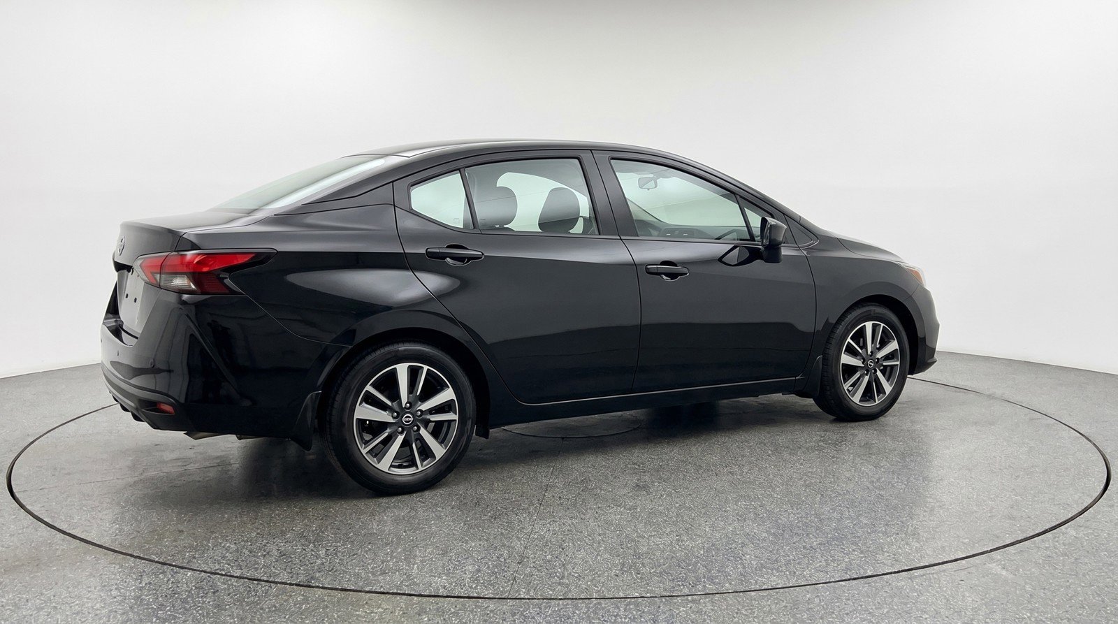 Used 2025 Nissan Versa SV image 9