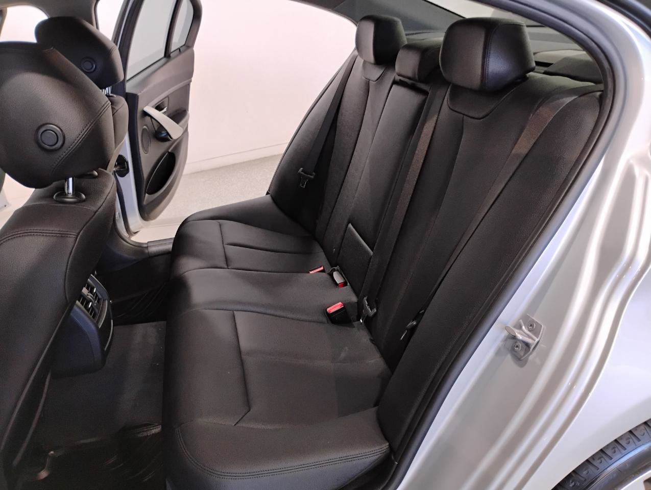 Used 2017 BMW 320i Sedan image 14