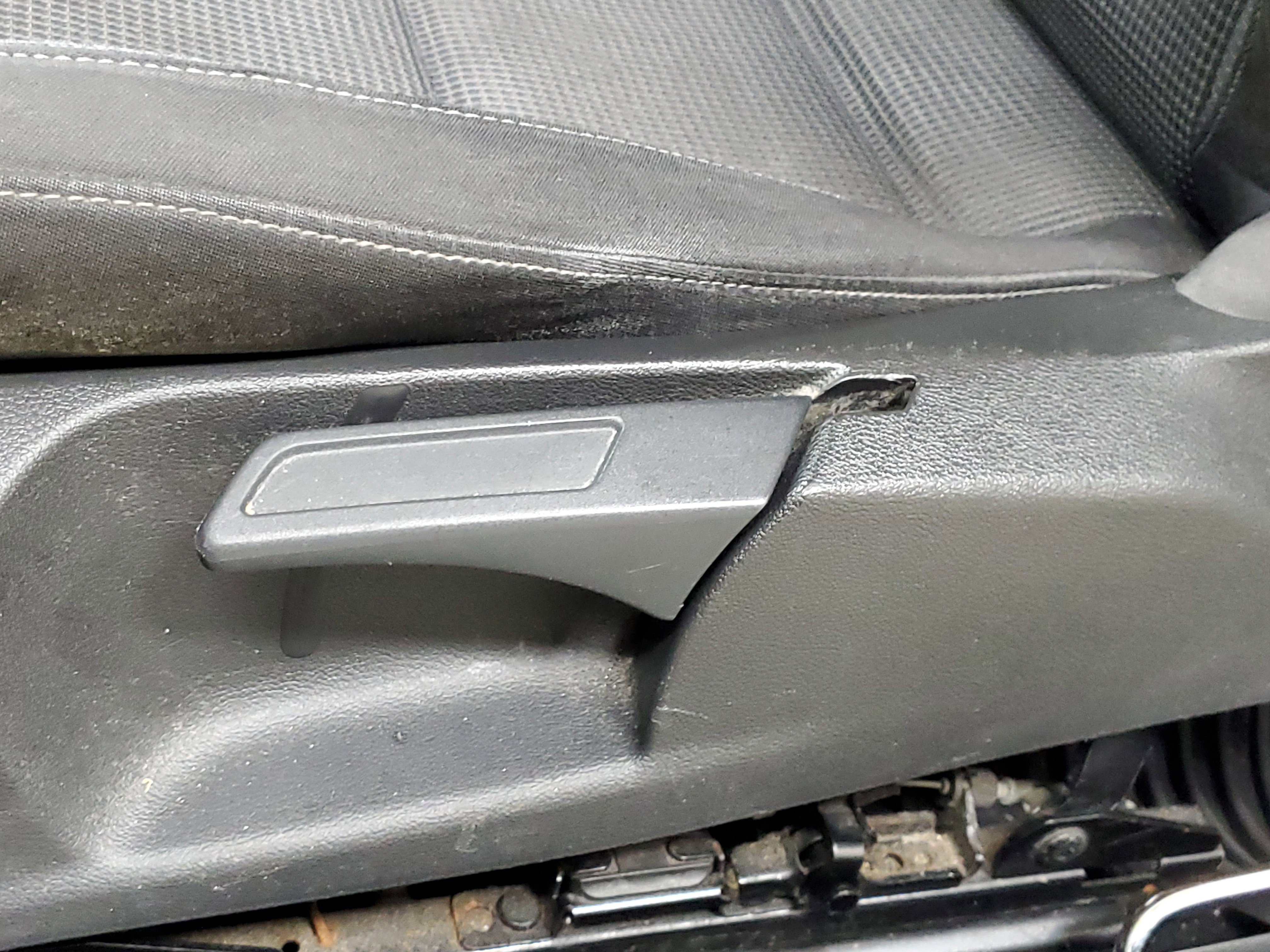 Used 2012 Volkswagen Golf 2-Door FWD image 16