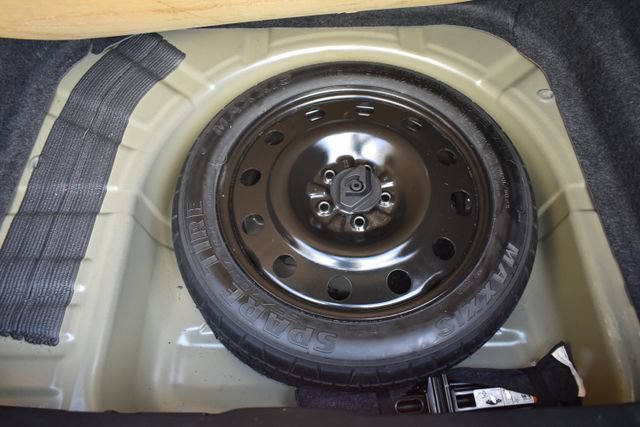 Used 2017 Ford Taurus SEL FWD image 32