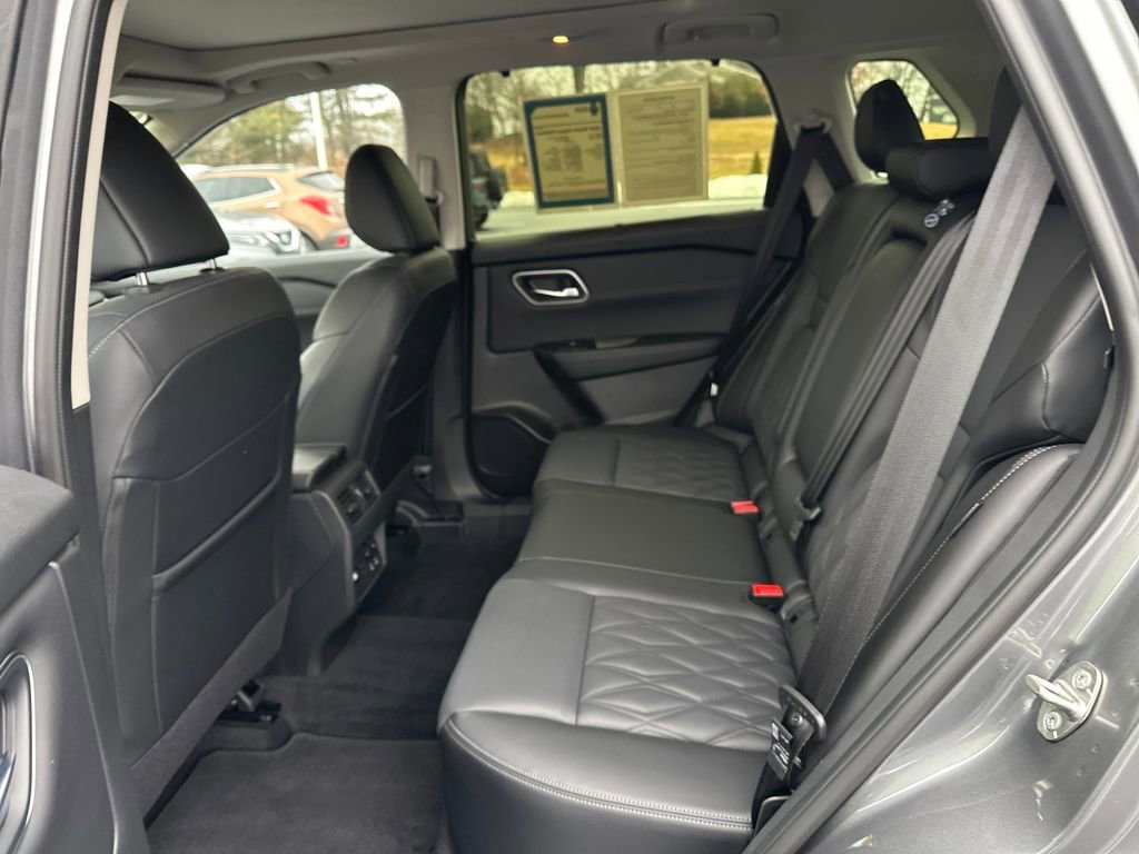 Used 2026 Nissan Rogue Platinum w/ Platinum Premium Package image 16