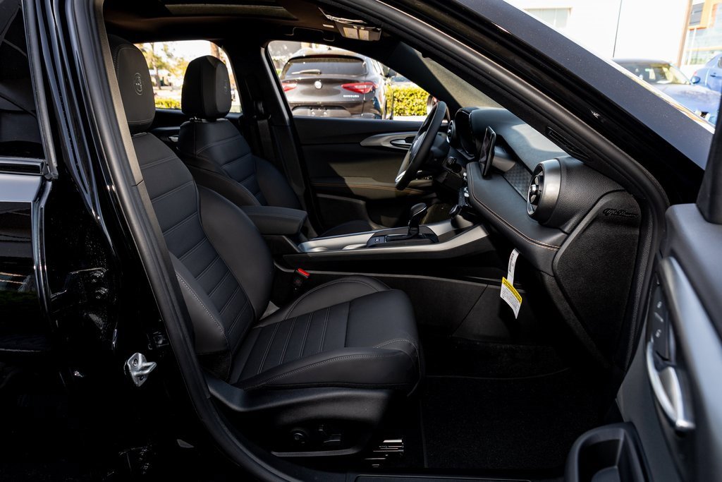 New 2025 Alfa Romeo Tonale w/ Premium Package image 28