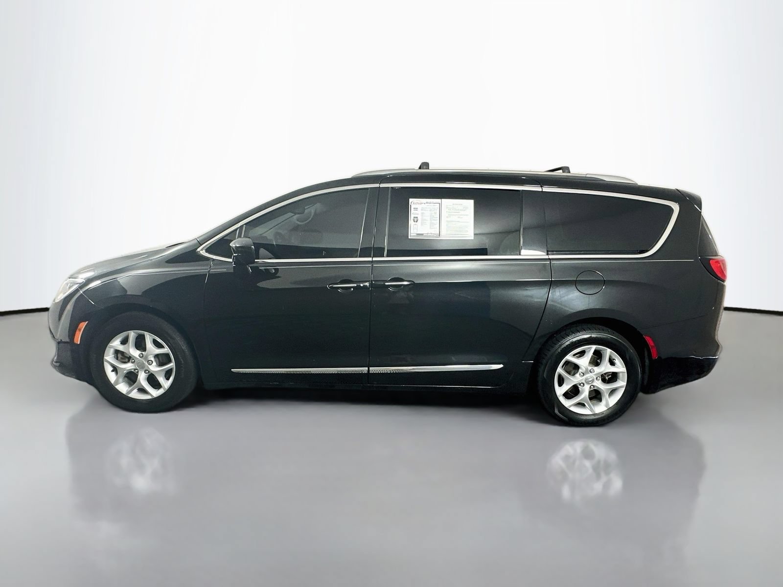Used 2020 Chrysler Pacifica Touring-L Plus w/ Tire & Wheel Group FWD image 4