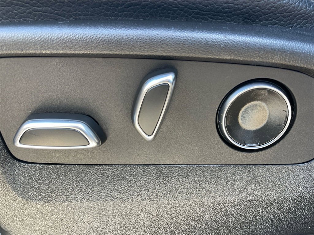 Used 2023 GMC Yukon XL Denali image 10