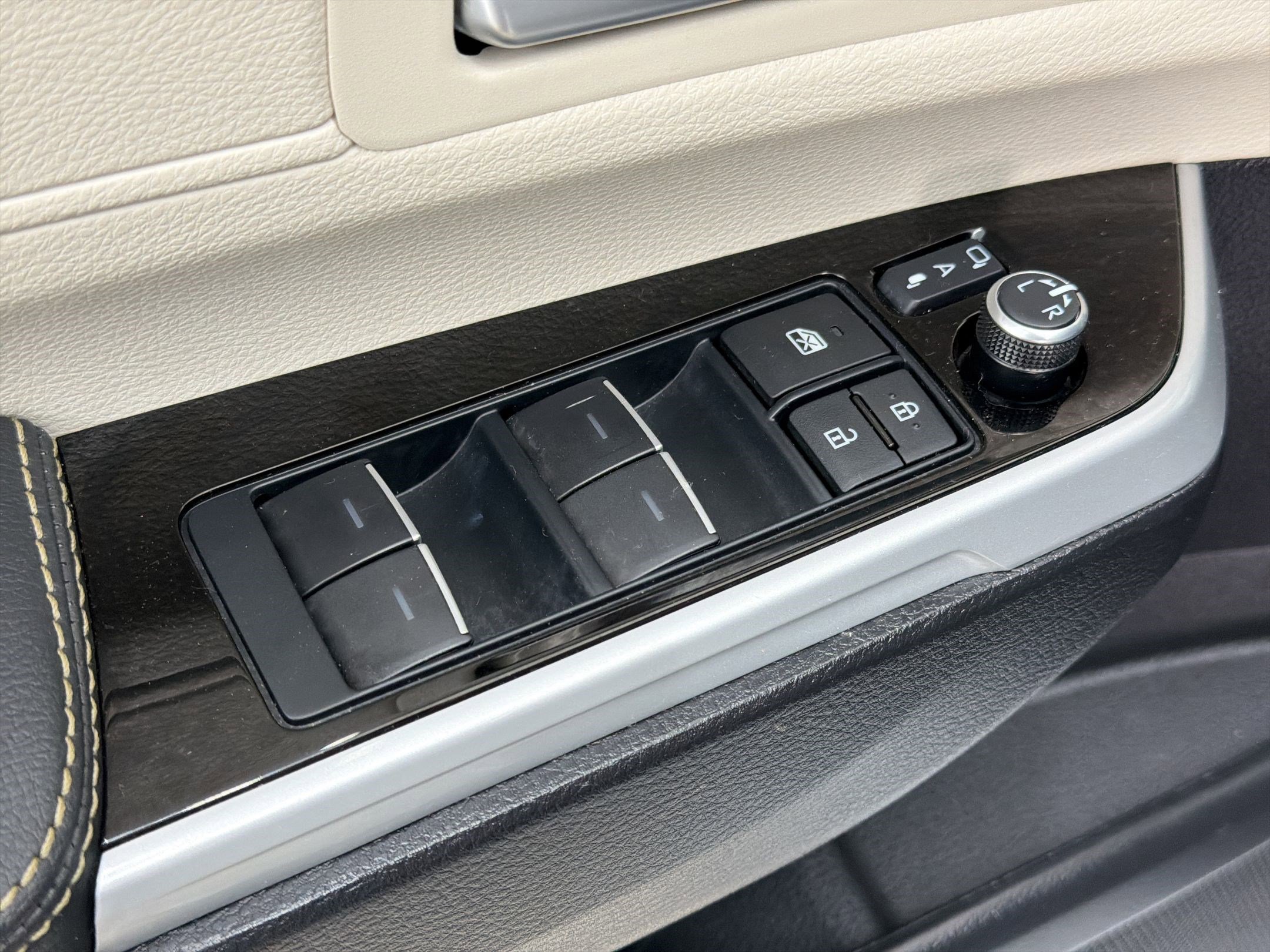 Used 2025 Toyota Sienna Limited image 13