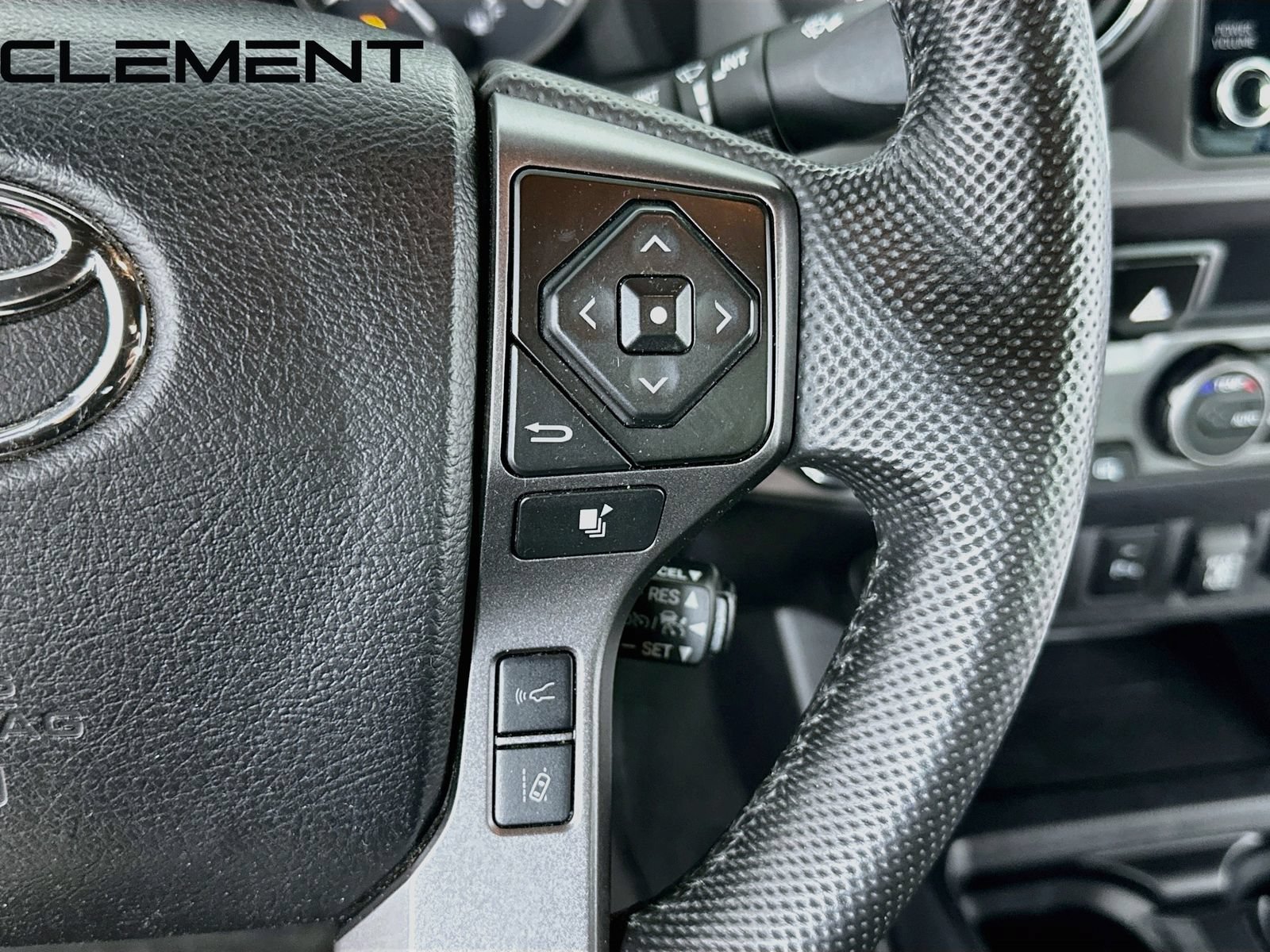 Used 2022 Toyota Tacoma TRD Sport AWD/4WD image 17