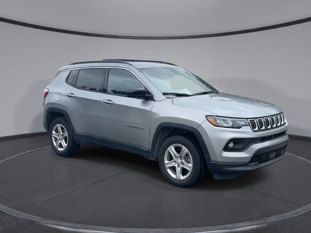 Used 2024 Jeep Compass Latitude AWD/4WD image 2