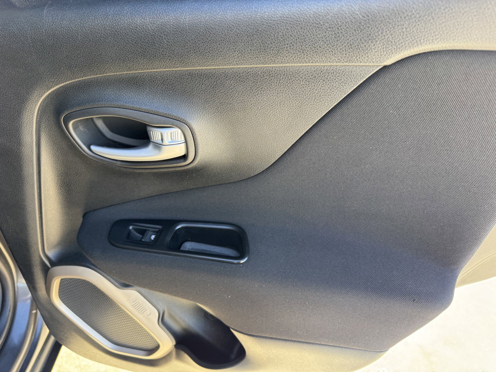 Used 2016 Jeep Renegade Latitude image 11