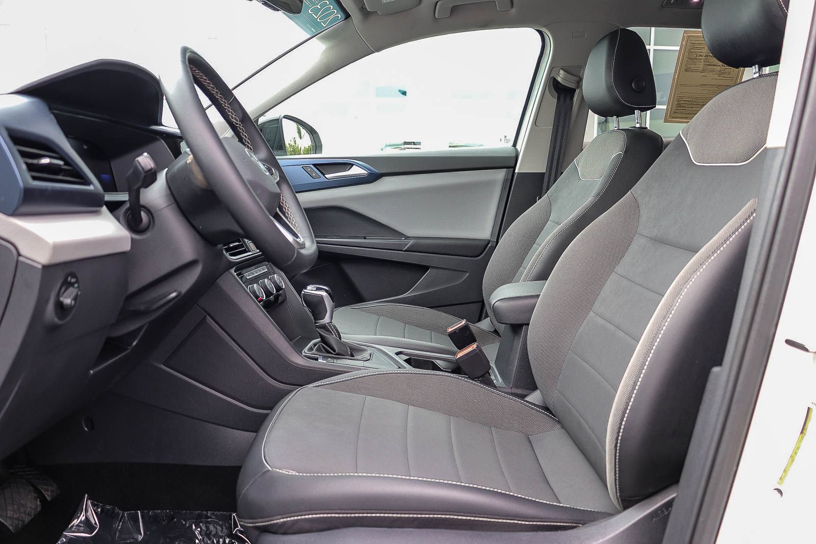 Used 2023 Volkswagen Taos SE w/ Panoramic Sunroof Package FWD image 19