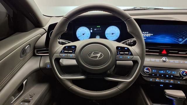 Used 2025 Hyundai Elantra SEL image 27