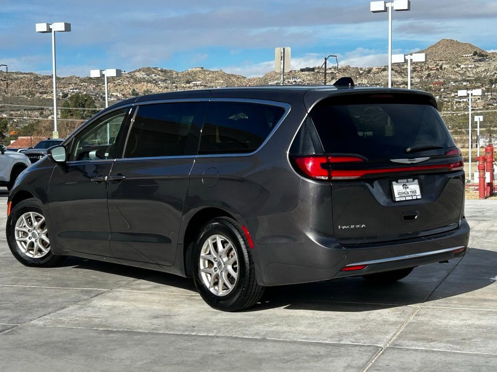 Used 2023 Chrysler Pacifica Touring-L image 6