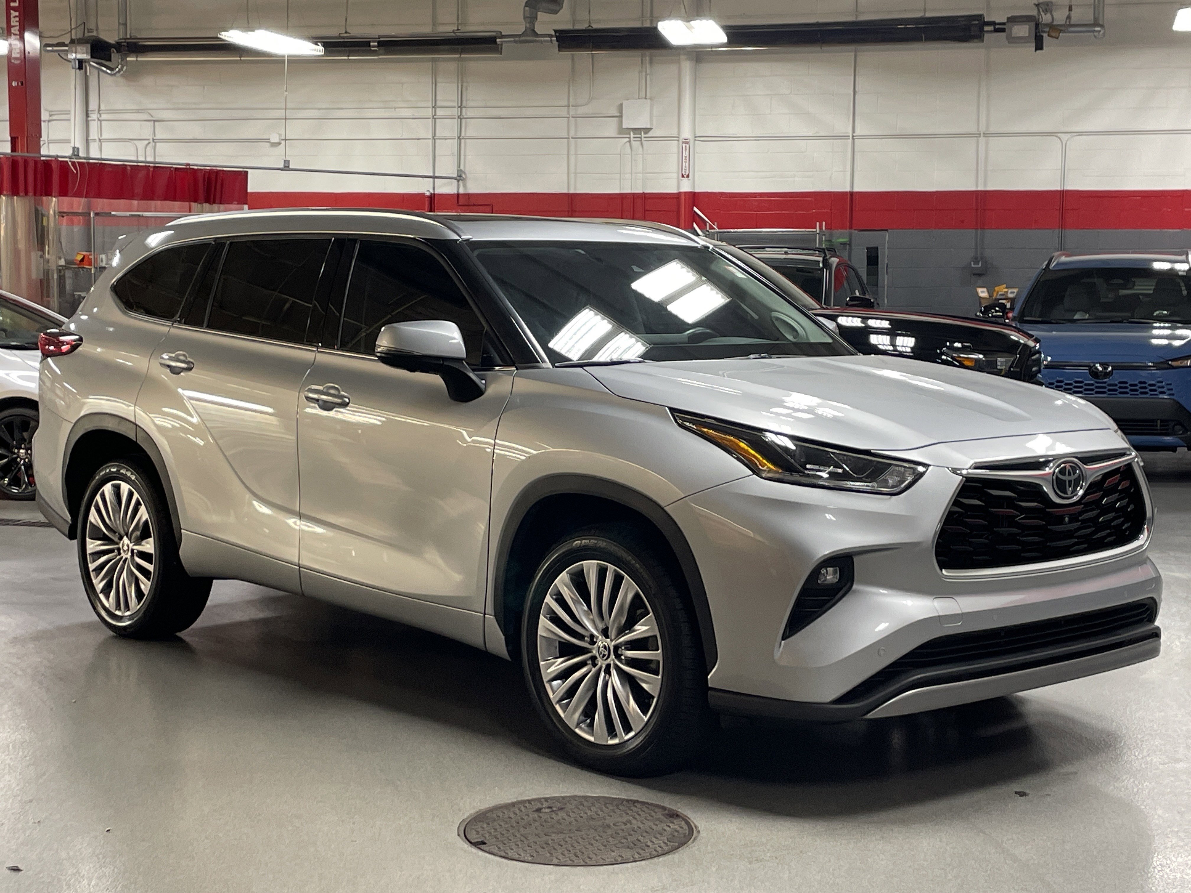 Used 2023 Toyota Highlander Platinum FWD image 2