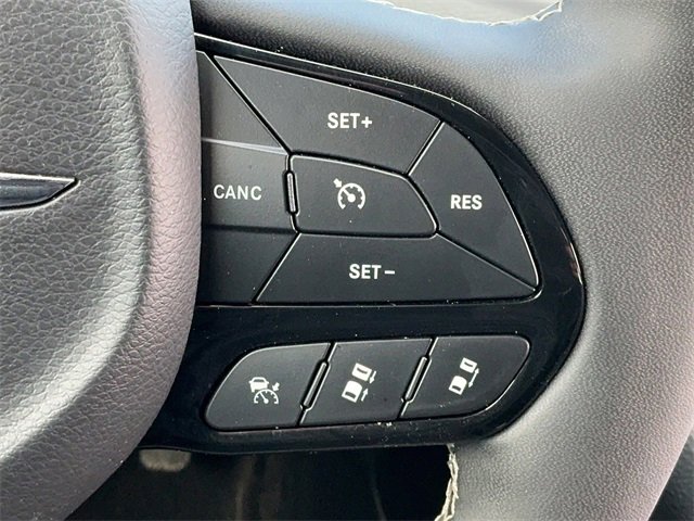 Used 2025 Chrysler Pacifica Limited image 29