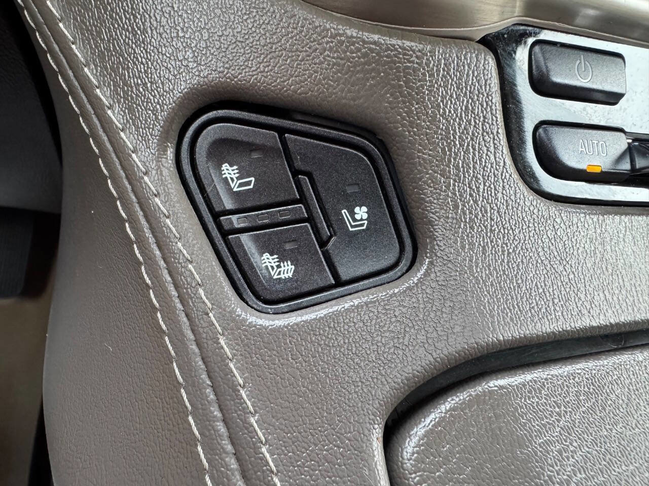 Used 2019 GMC Yukon XL Denali image 29